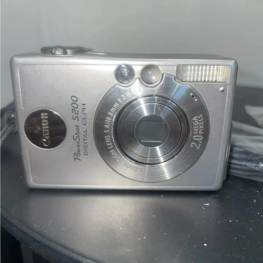Canon PowerShot ELPH SD500 7.1MP Digital Camera Silver / Battery & Charger